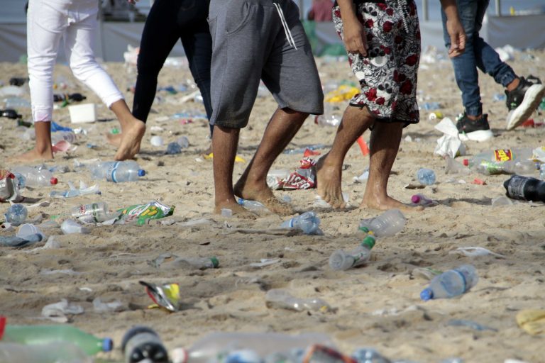 Meio Ambiente - lixo e reciclagem - poluição resíduos sólidos embalagens plásticas descarte consciência ambiental (praia da Ponta Negra, Manaus-AM, após réveillon 2020)