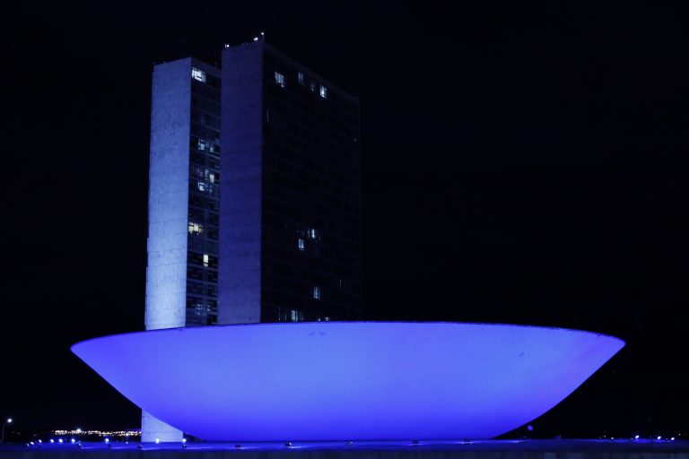 Congresso iluminado de azul em homenagem ao Dia do Autismo