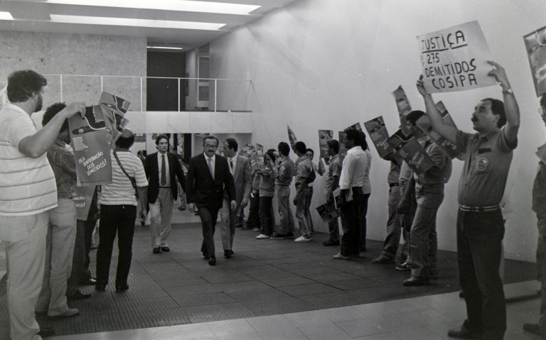 História do Brasil - redemocratização - Assembleia Constituinte participação popular cidadania manifestações (Protesto na Câmara pela anistia e reintegração de demitidos de estatais em 14/6/88) - número no Cedi: 6200 (1)