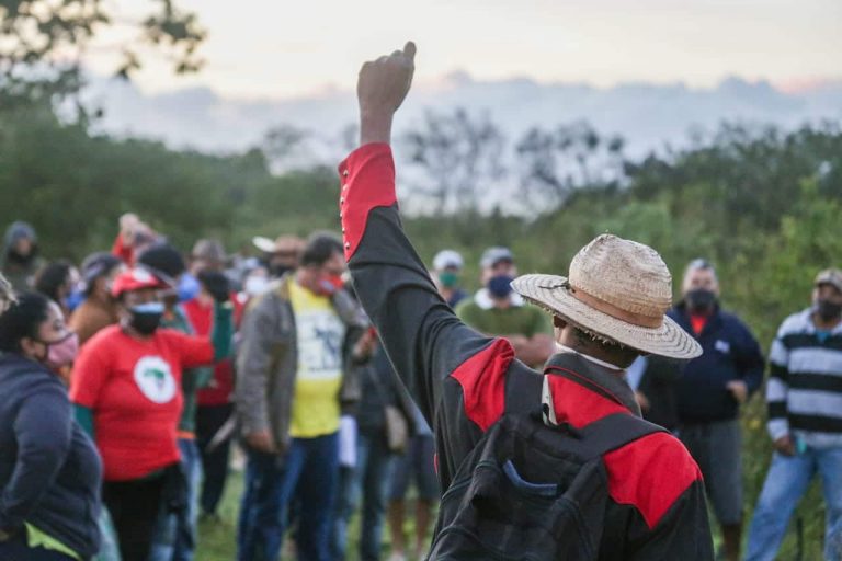 Manifestantes ocupam uma fazenda