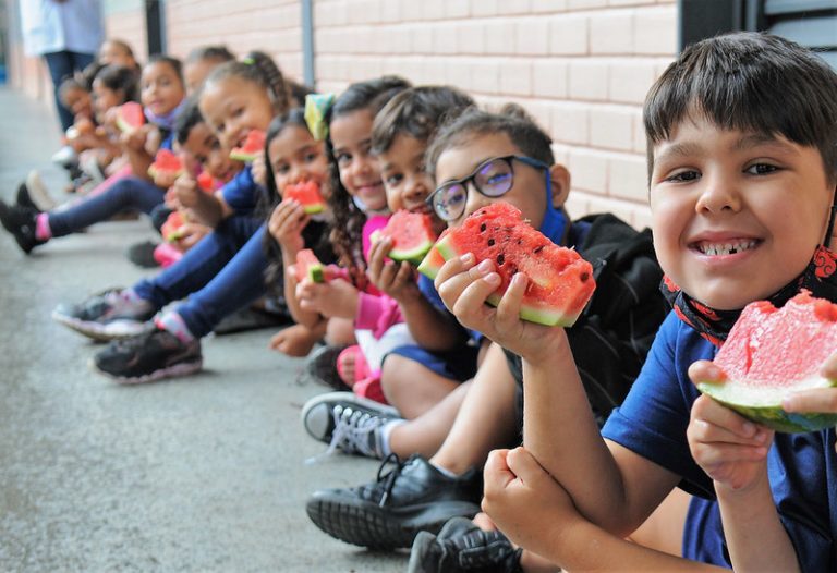 Educação - merenda - crianças comendo - alimentação escolar - Toda segunda-feira a Escola Classe 15 de Ceilândia recebe os alimentos perecíveis e não perecíveis destinados à produção da merenda da semana.