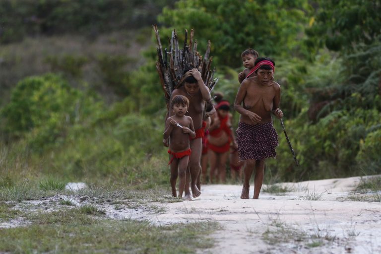 Direitos Humanos - Índio - Mulheres e crianças yanomami em Surucucu, na Terra Indígena Yanomami