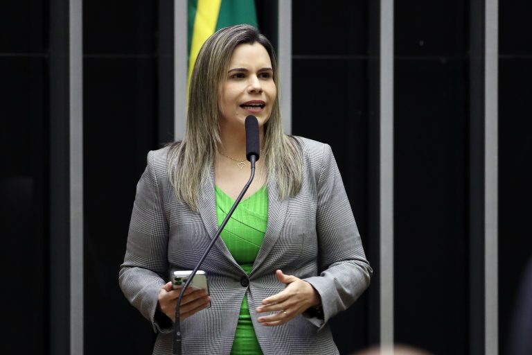 Deputada Clarissa Tércio fala ao microfone