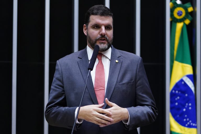 Deputado Pedro Lupion fala ao microfone 