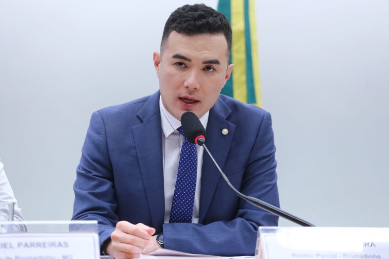 Deputado Pedro Aihara (Patriota-MG) fala em comissão da Câmara dos Deputados