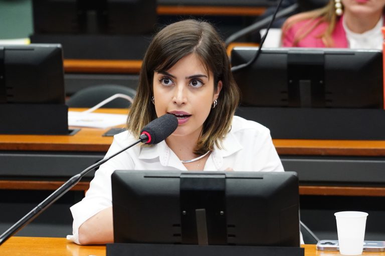 Deputada Tabata Amaral (PSB-SP) fala em comissão na Câmara dos Deputados