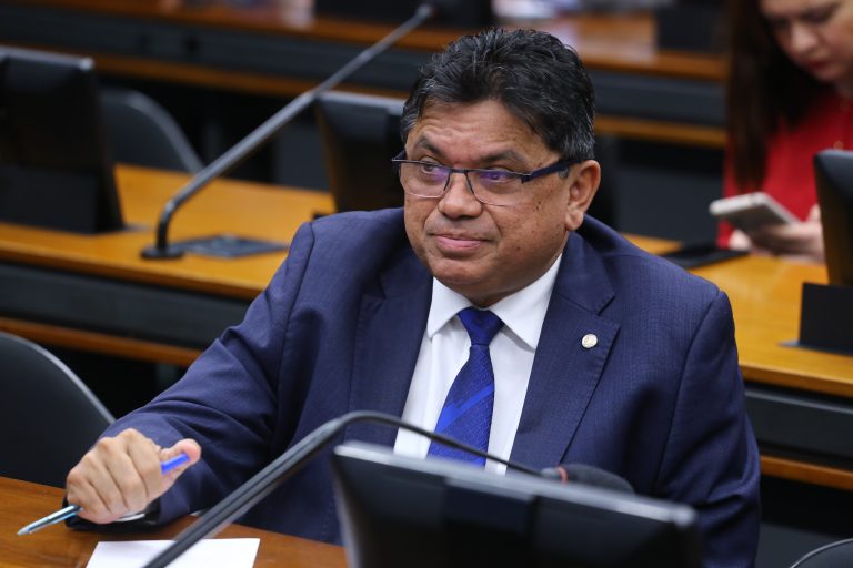 Deputado márcio jerry participa de reunião de comissão