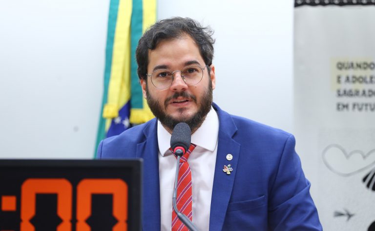 Deputado Túlio Gadêlha (Rede-PE) em comissão na Câmara dos Deputados