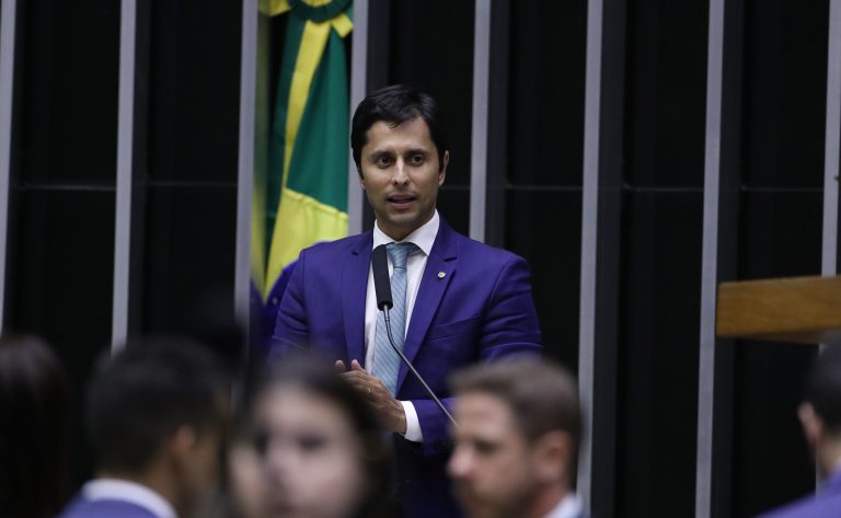 Duarte Jr discursa na tribuna do Plenário