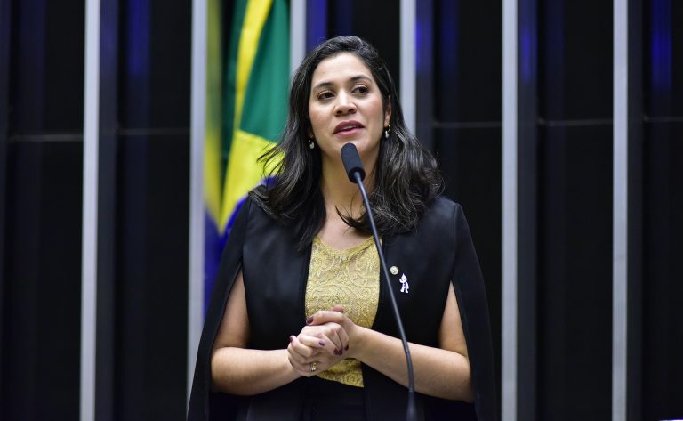 Deputada Iza Arruda fala ao microfone