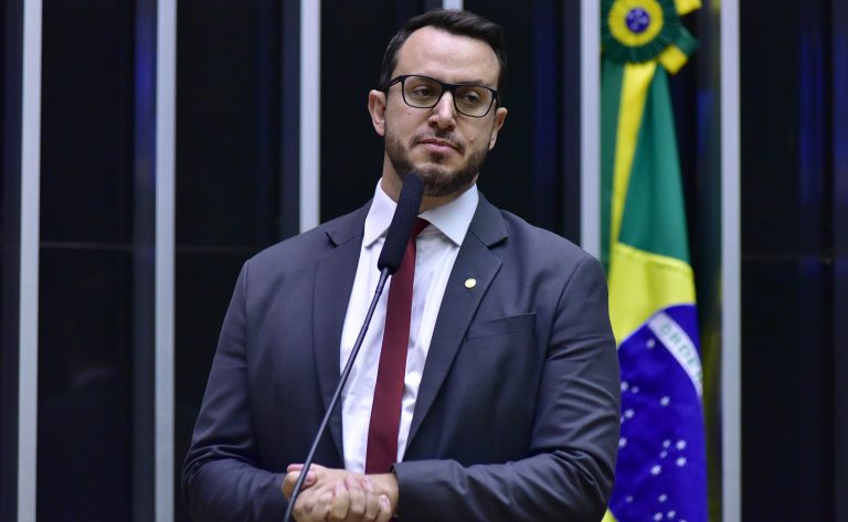 Deputado Delegado Matheus Laiola fala ao microfone