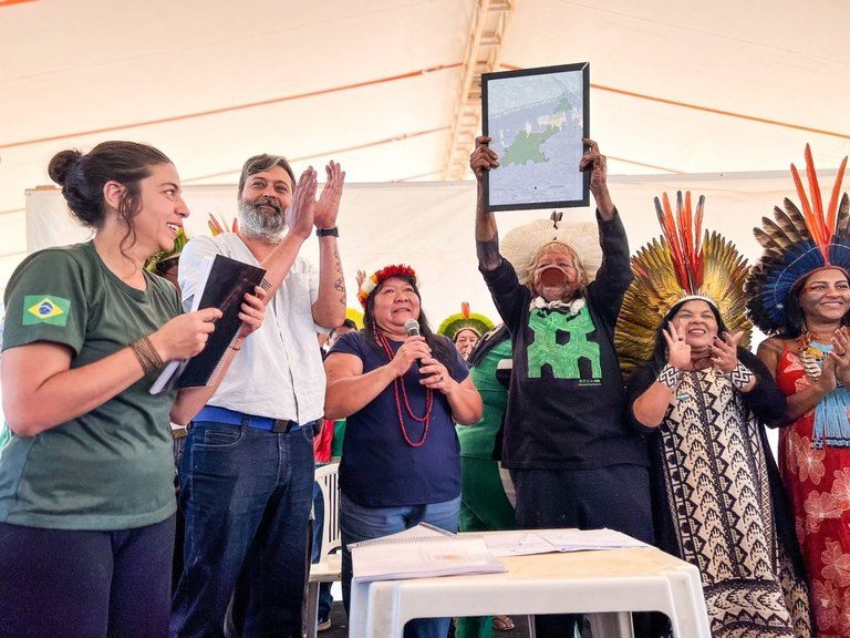 Sonia Guajajara e Joenia Wapichana ao lado de Raoni durante cerimônia