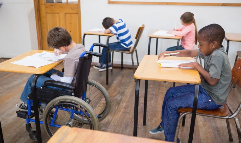 Inclusão - estudante com deficiência em sala de aula