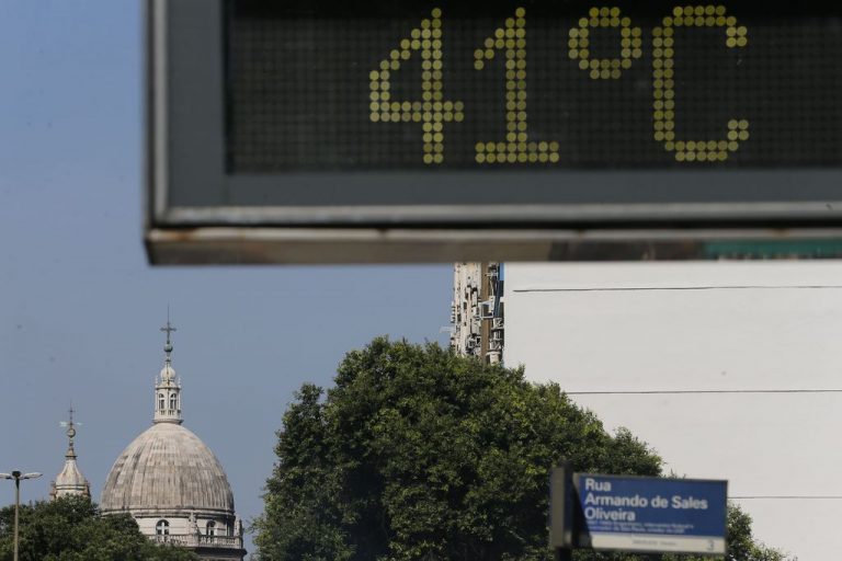 Termômetro de rua marcando 41 graus