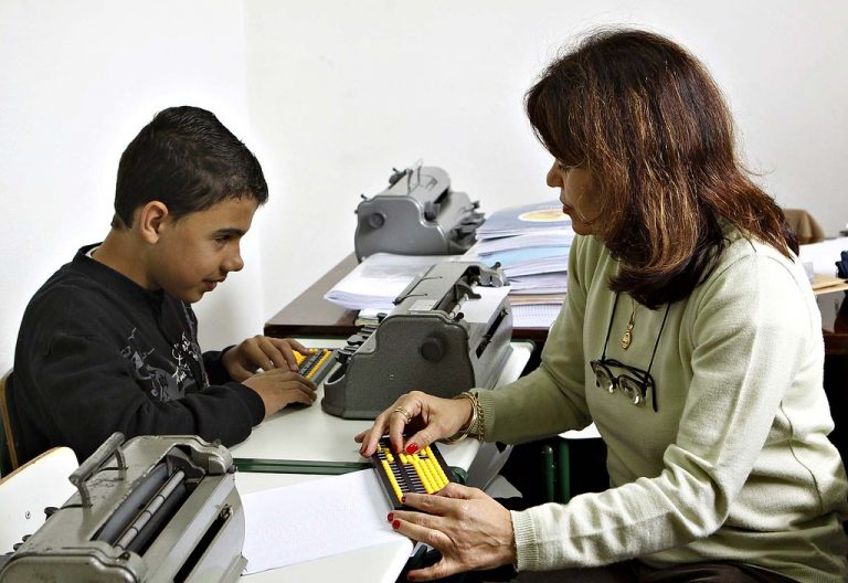 Direitos Humanos - deficiente - alunos cegos (professora ensina matemática a estudante com deficiência visual usando sorobã)