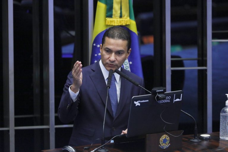 Depuado marcos pereira discursa na tribuna