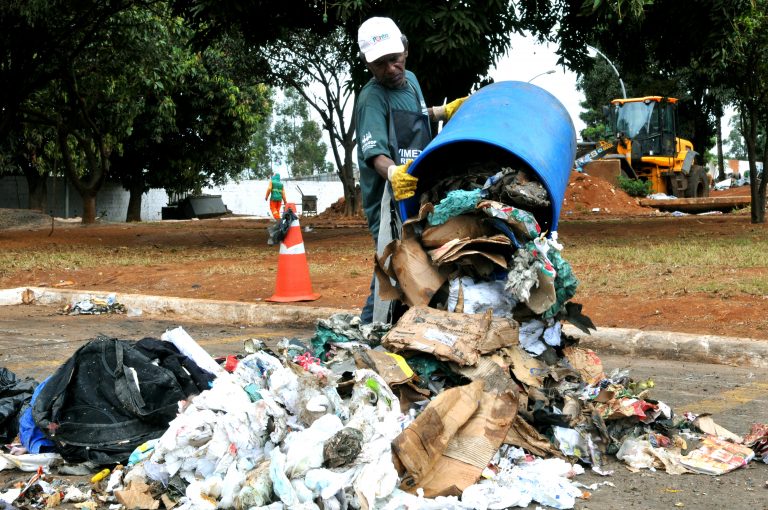 Meio Ambiente - lixo e reciclagem - resíduos sólidos dejetos limpeza urbana (cooperativa de catadores de lixo no DF faz triagem para separar lixo orgânico do reciclável)