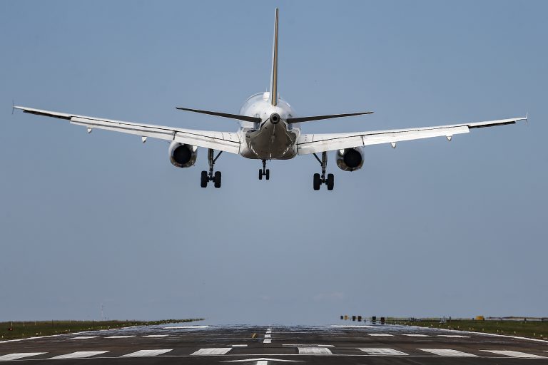 Avião decolando durante o dia