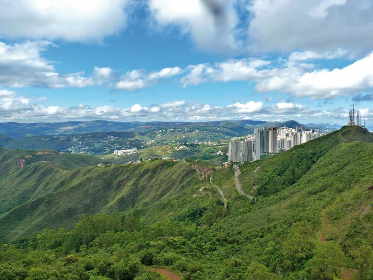 Florestas e ao fundo uma cidade