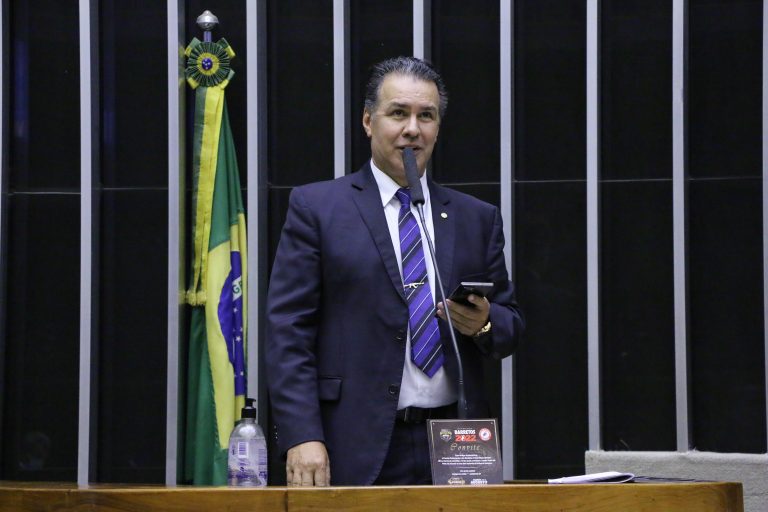 Capitão Augusto discursa na tribuna do Plenário