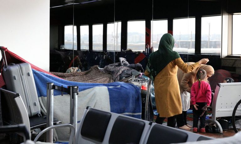 Imagem de refugiados afegãos no Aeroporto de Guarulhos