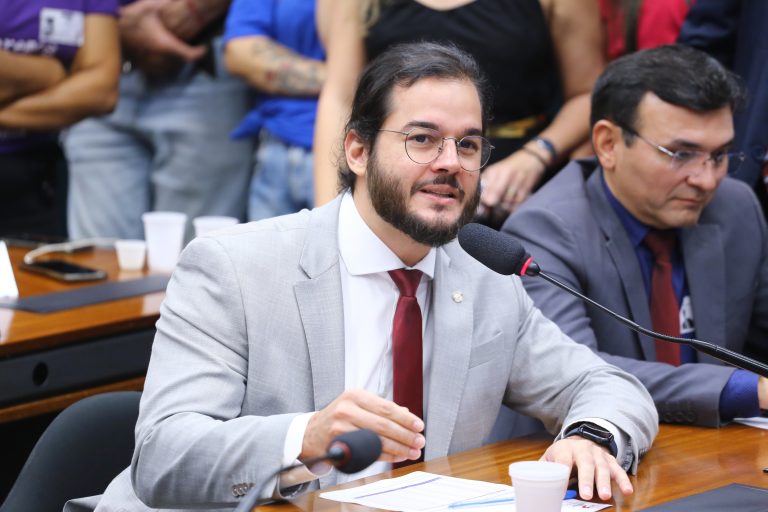 Túlio Gadêlha fala durante reunião de comissão