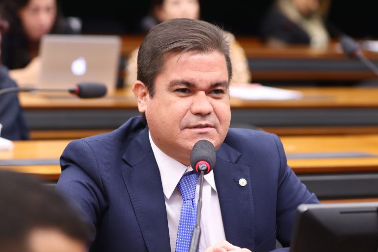 Deputado Mersinho Lucena fala ao microfone