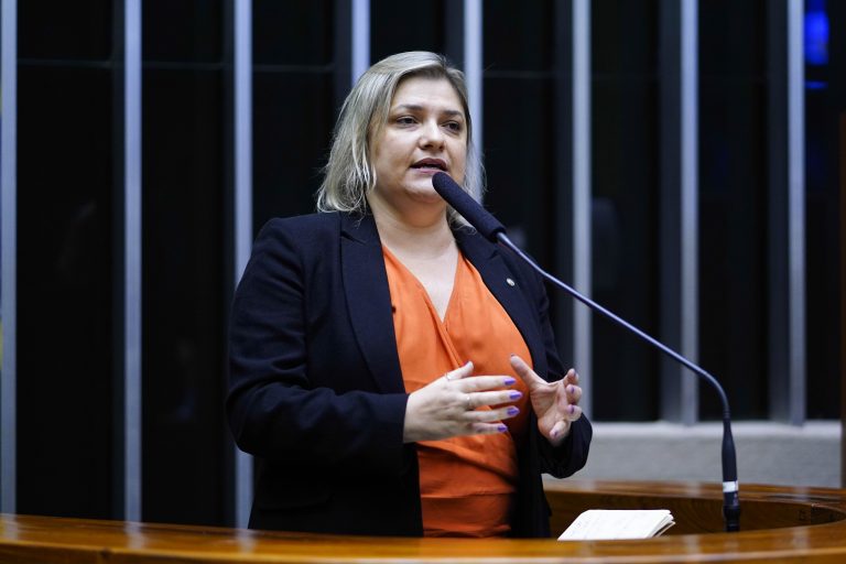 Professora Luciene Cavalcante discursa na tribuna do Plenário