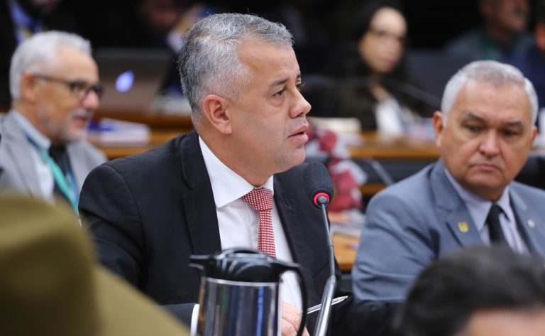 Evair Vieira de Melo fala durante reunião na Câmara