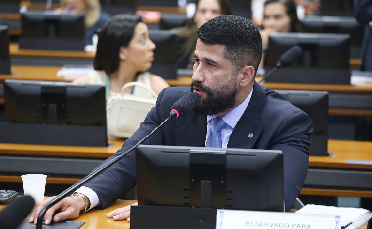 Deputado Delegado Fabio Costa fala ao microfone