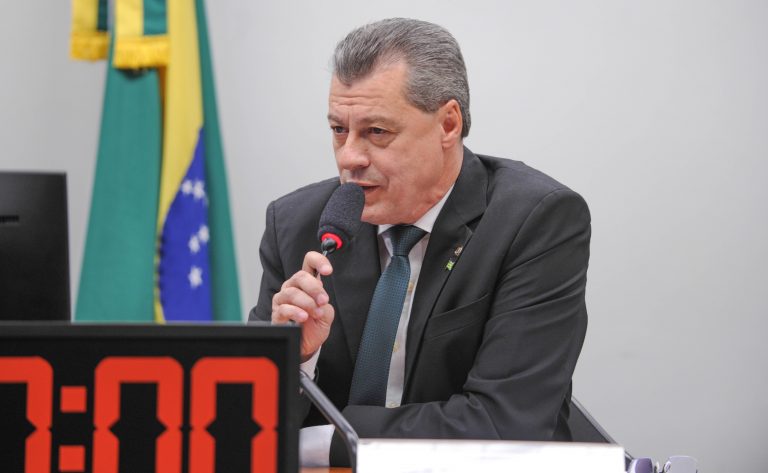 Deputado Daniel Agrobom fala ao microfone