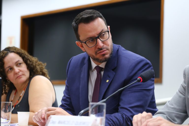 Delegado Matheus Laiola participando da audiência pública