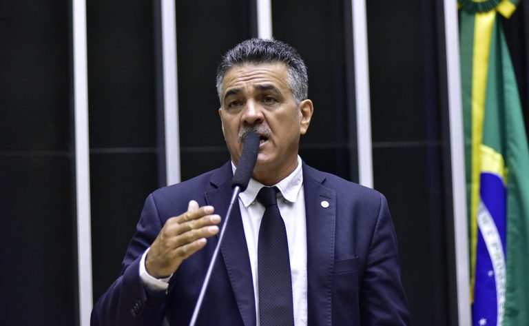 Deputado Emidinho Madeira fala ao microfone