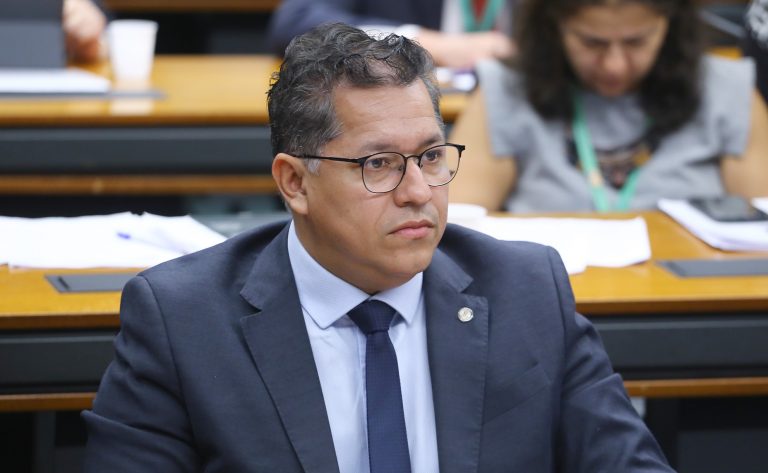 Dorinaldo Malafaia participa de reunião de comissão na Câmara