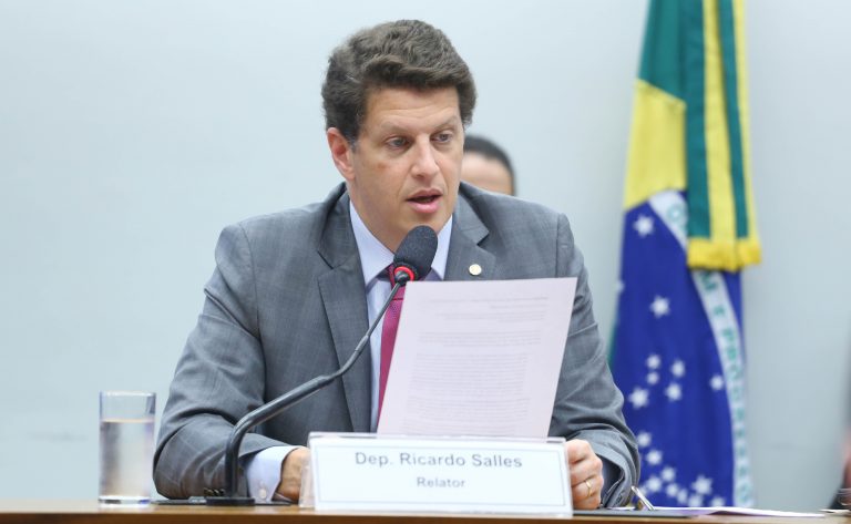 Deputado Ricardo Salles está sentando olhando pra frente