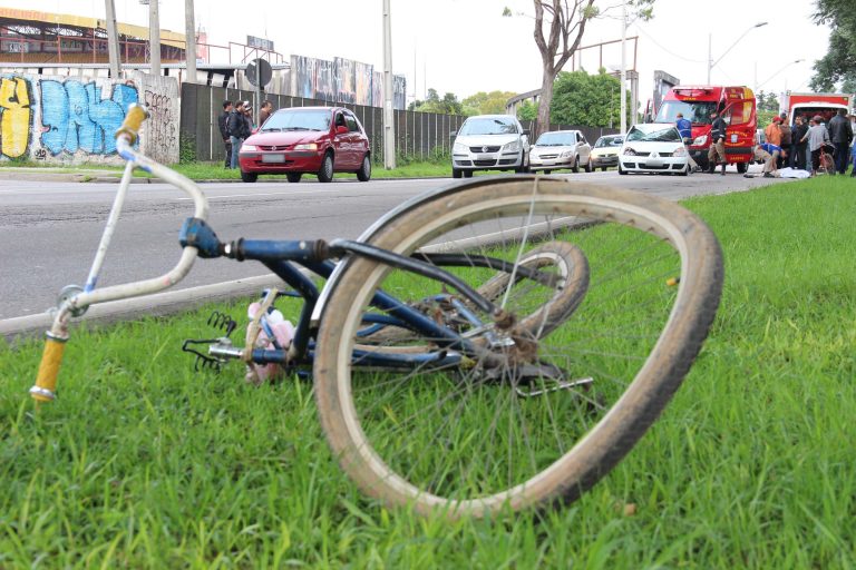 Transporte - acidentes - atropelamentos mortes violência trânsito socorro emergências bicicletas ciclistas carros