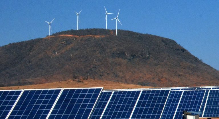 Parque eólico e painéis solares