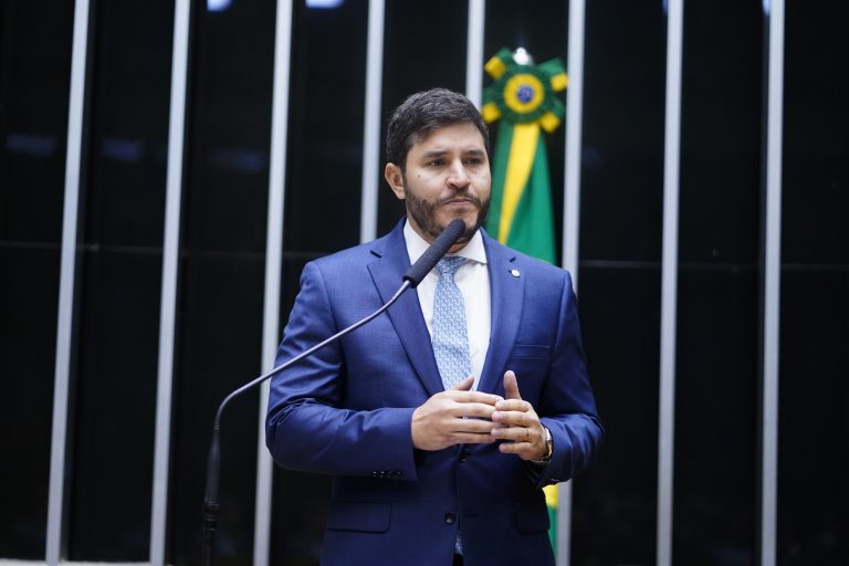 Maurício Carvalho discursa na tribuna do Plenário