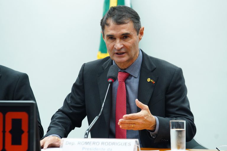 Deputado Romero Rodrigues fala ao microfone