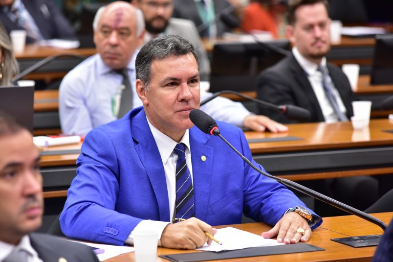 Deputado Capitão Augusto fala ao microfone