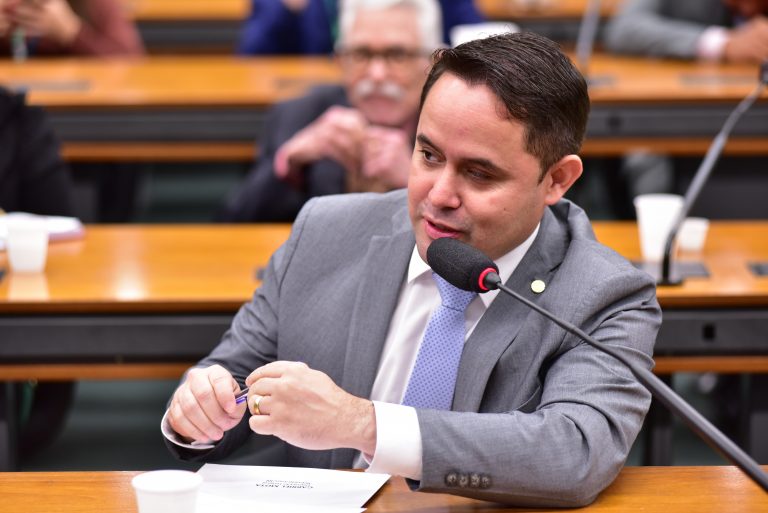 Gabriel Mota fala durante reunião de comissão