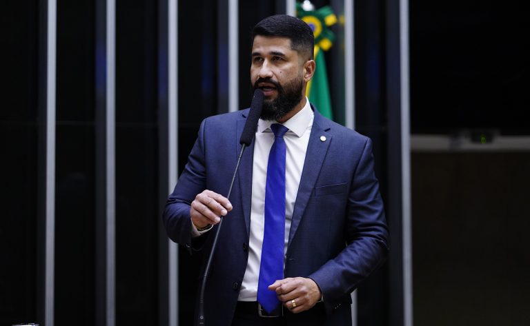 Delegado Fabio Costa discursa na tribuna do Plenário