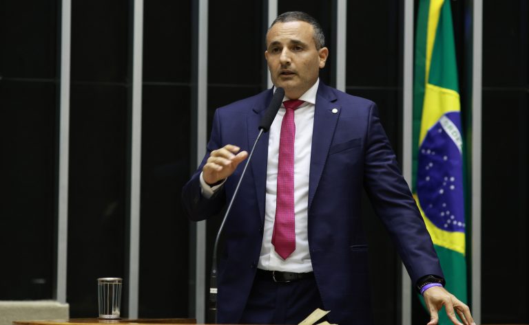 Deputado Delegado Palumbo fala ao microfone