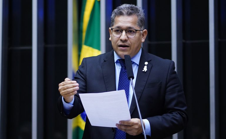 Deputado Dorinaldo Malafaia discursa no plenário