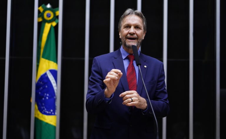 Pedro Uczai discursa na tribuna do Plenário