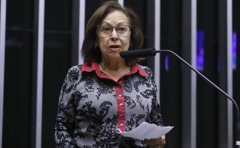  Lídice da Mata discursa no plenário