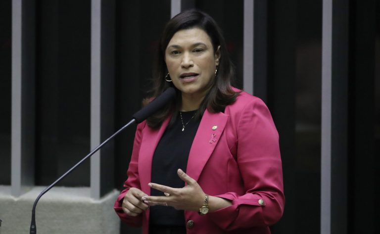 Maria Rosas discursa na tribuna do Plenário