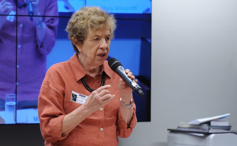 Mary Allegretti fala durante audiência