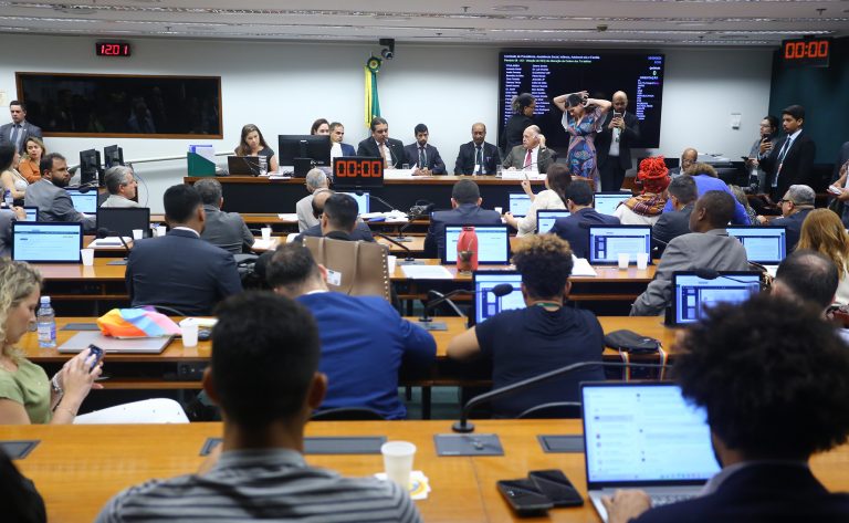 Pessoas sentadas em bancos conversando