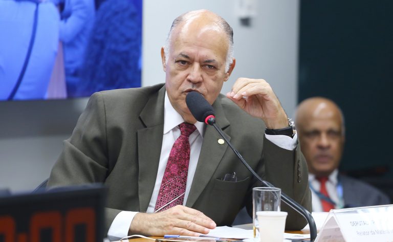 Deputado Pastor Eurico fala ao microfone